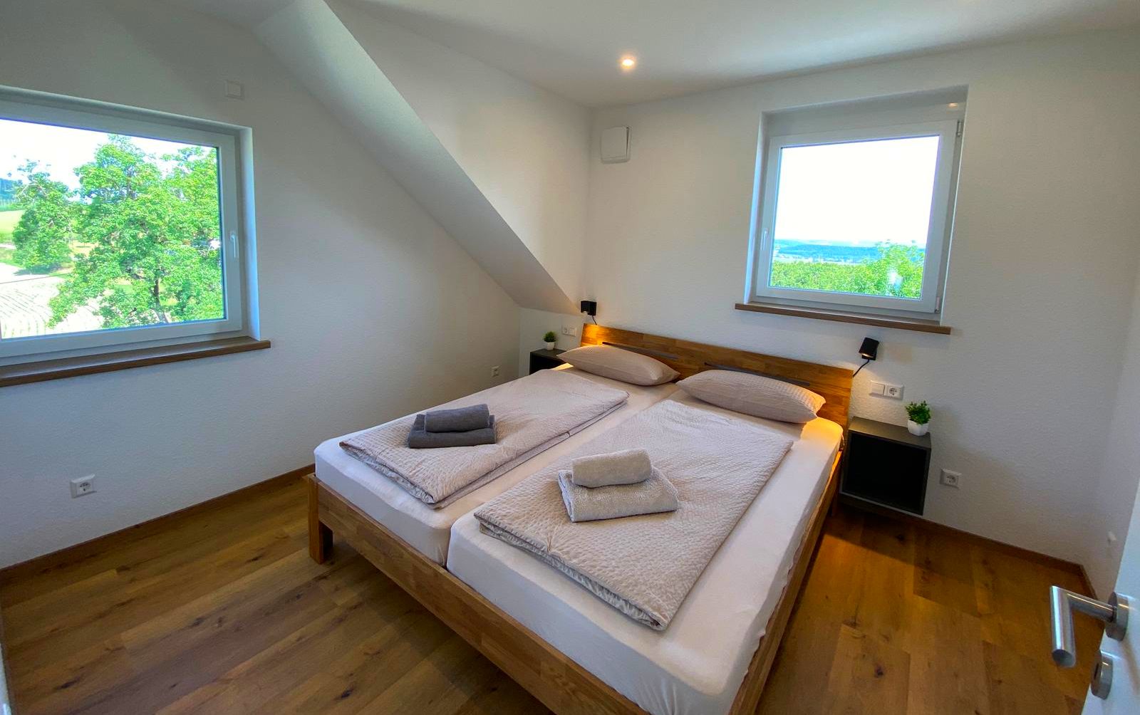 Drei Schlafzimmer mit Doppelbetten und Kinderbett